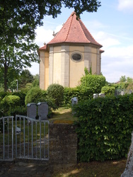 Blick auf die Rückansicht der Antonius Kirche, seit 1967 als Leichenhalle und Veranstaltungsraum genutzt