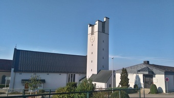 Nordansicht der Pfarrkirche Pfändhausen mit Sakristei Rechts im Bild das Pfarrheim